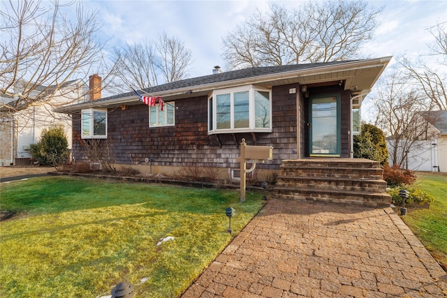 view of front of home featuring a front yard