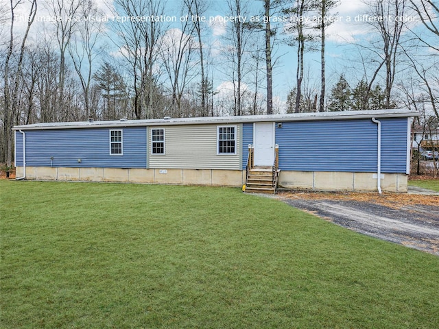 manufactured / mobile home with a front yard