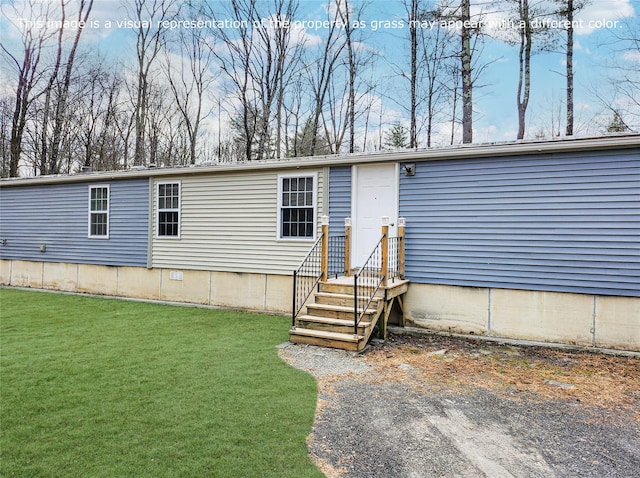 manufactured / mobile home featuring a front yard