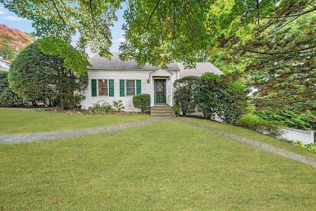 view of front facade featuring a front yard