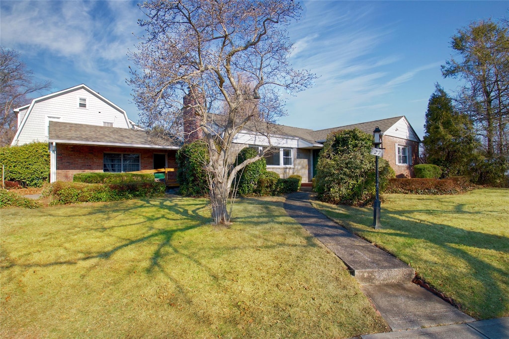 ranch-style house featuring a front yard