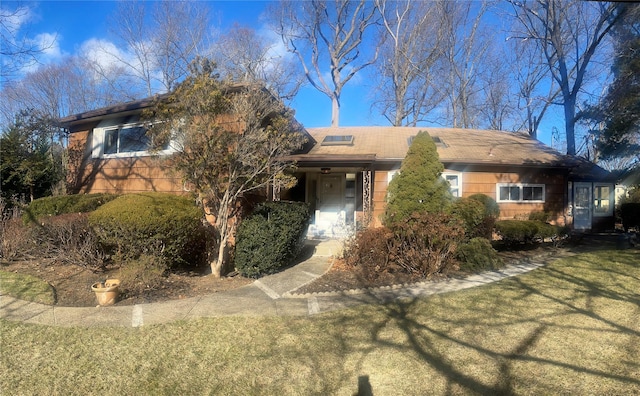 view of front of house featuring a front lawn