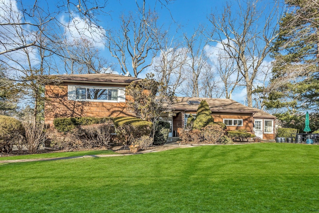 view of front of house with a front yard