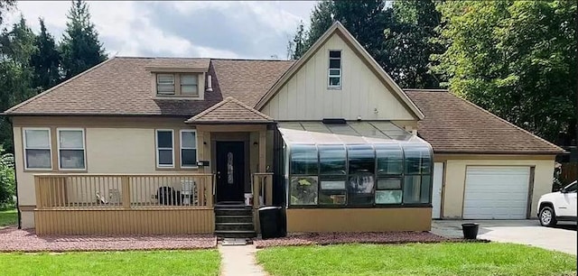 view of front facade featuring a garage and a front lawn