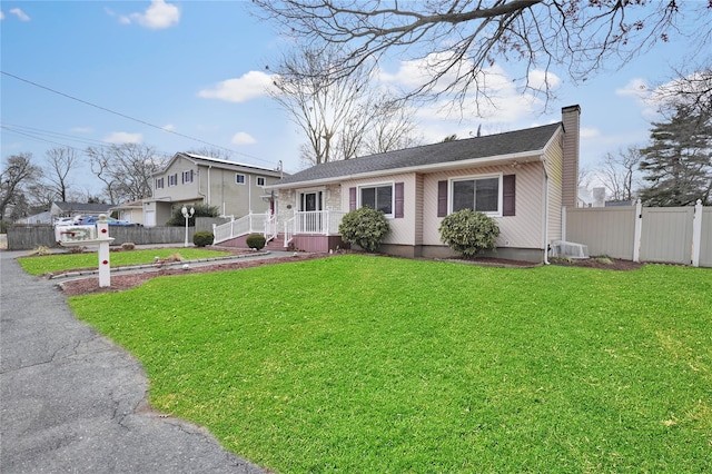 view of front of home featuring a front yard