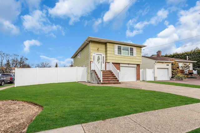 split foyer home featuring a front yard