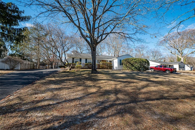 view of front of house featuring a front yard