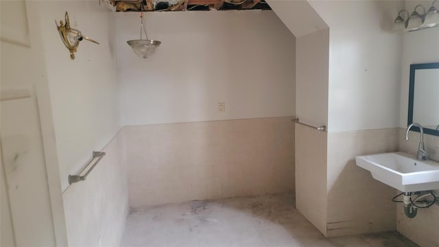 bathroom featuring sink