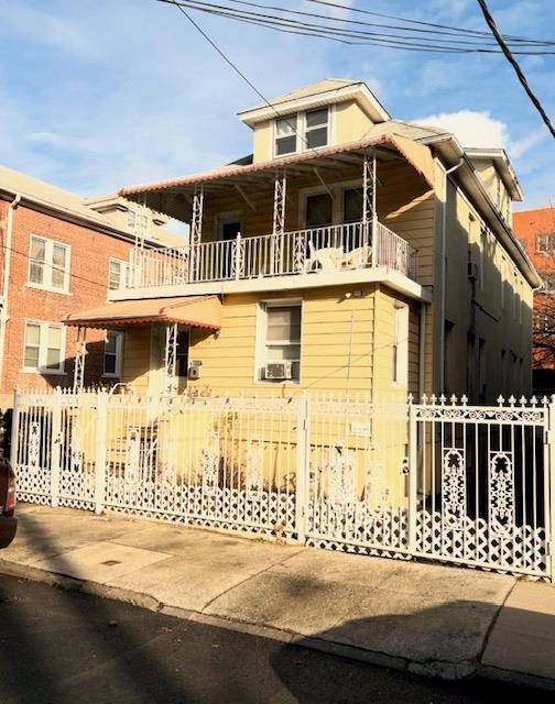 view of front of house with a balcony