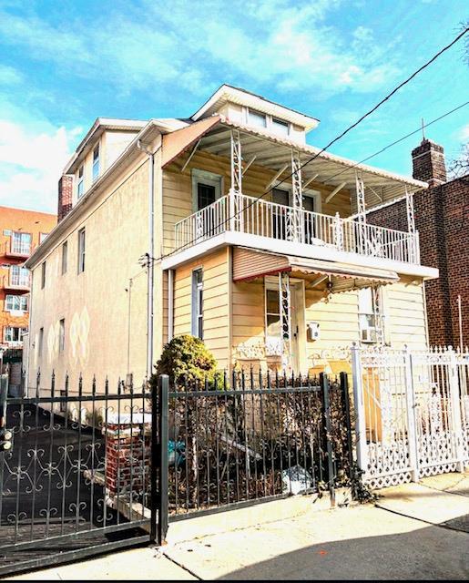 view of front of property featuring a balcony