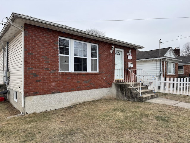 view of front of home featuring a front lawn