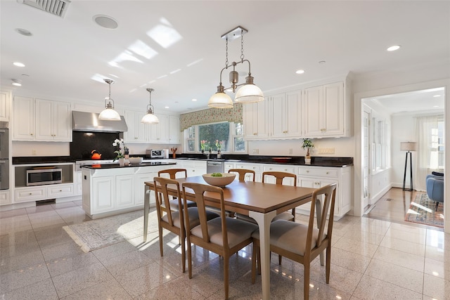 dining area with ornamental molding