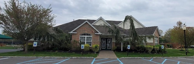 view of front of home featuring a front yard