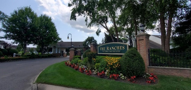 community sign with a lawn