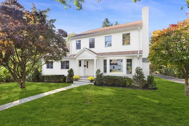 view of front of home featuring a front lawn