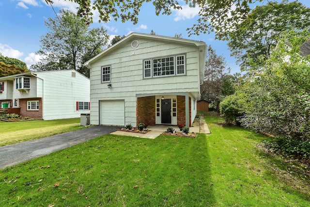 view of front of house featuring a front lawn and a garage