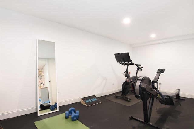 exercise area featuring recessed lighting and baseboards