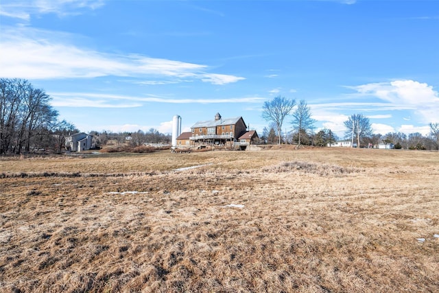 view of yard featuring a rural view