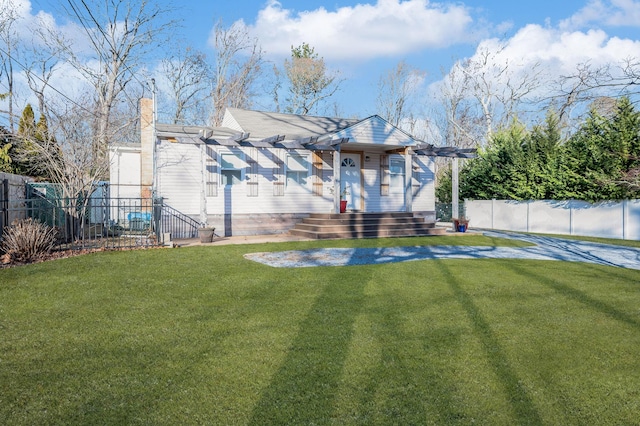 view of front of home featuring a front lawn