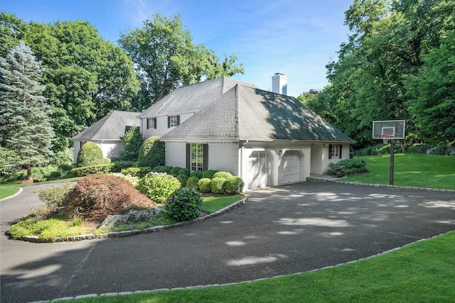 view of front of house featuring a garage and a front yard