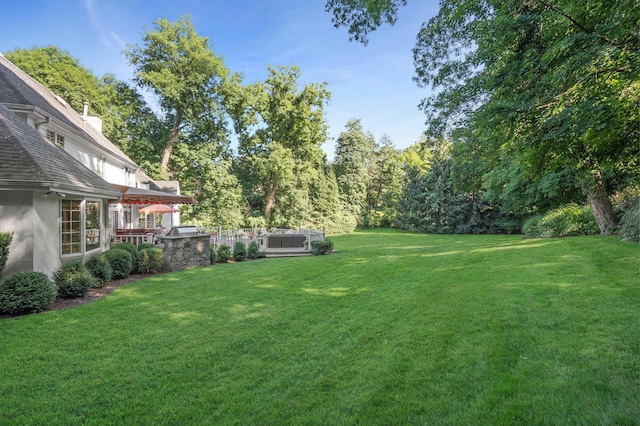 view of yard featuring a hot tub