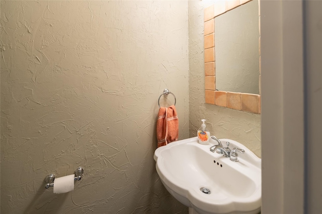 bathroom featuring sink