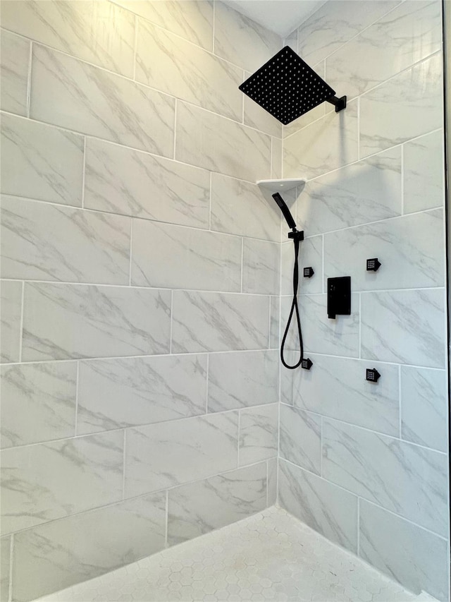 bathroom featuring a tile shower