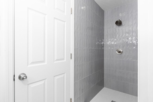 bathroom featuring tiled shower