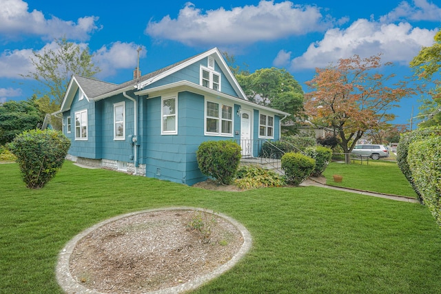 view of front of property featuring a front lawn