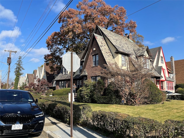 view of front of home featuring a front lawn