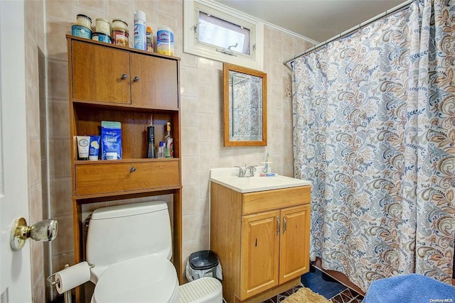 bathroom featuring toilet, a shower with curtain, and vanity