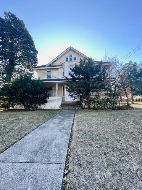 view of front of house with a front yard