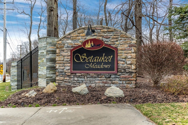 view of community / neighborhood sign