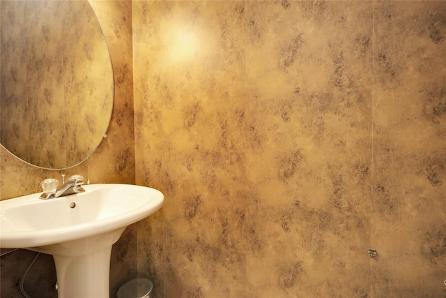 bathroom featuring sink