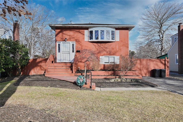 view of front of house featuring a front lawn