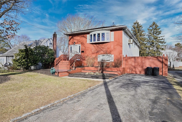 view of front of house featuring a front yard