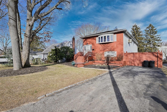 view of front of property featuring a front yard