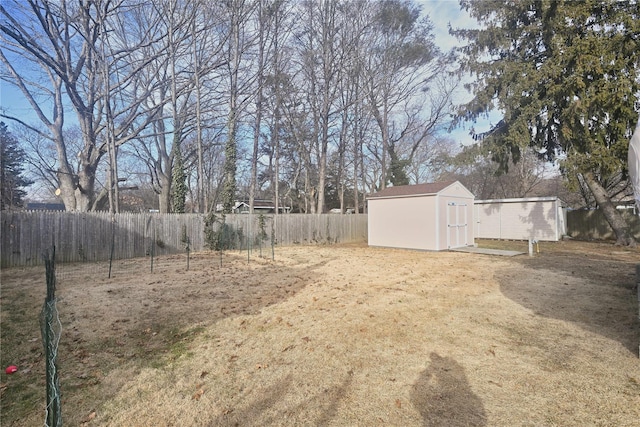 view of yard featuring a shed