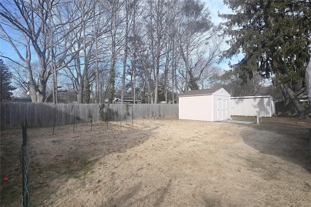 view of yard featuring a storage shed