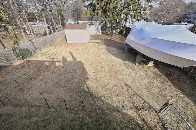 view of yard featuring a storage unit