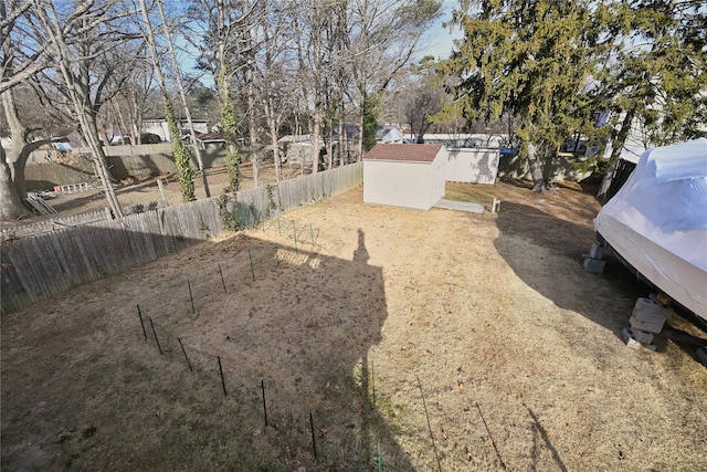 view of yard featuring a storage shed