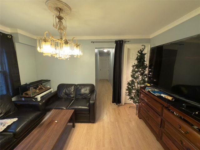 living room featuring an inviting chandelier, crown molding, and light hardwood / wood-style flooring