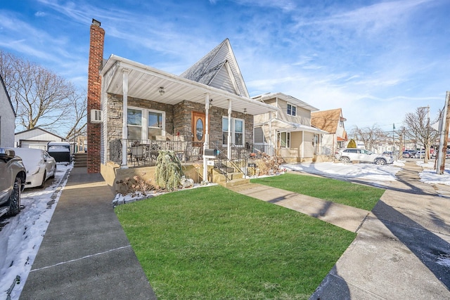 view of front of property featuring covered porch and a front lawn