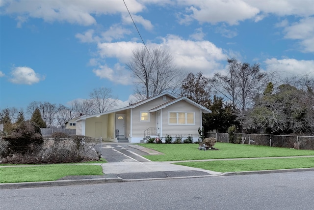 view of front of property featuring a front yard