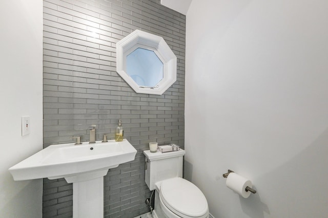 652 Long Hill Rd W, Briarcliff Manor, NY 10510 - half bath featuring toilet