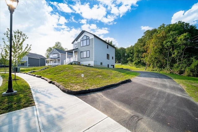 view of front of property featuring a front lawn