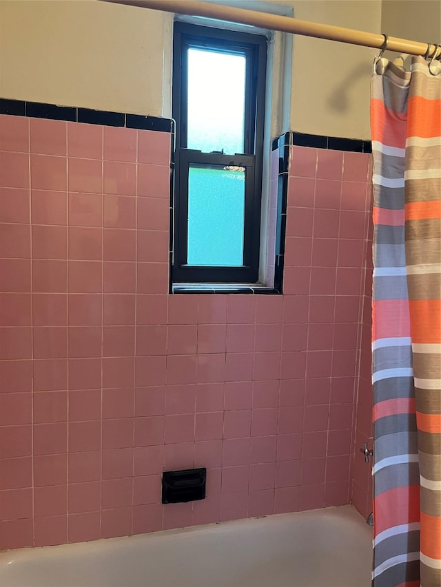 bathroom featuring shower / tub combo