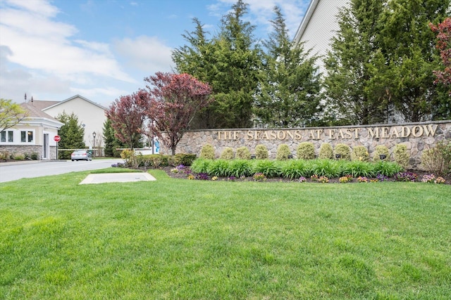 community sign with a lawn