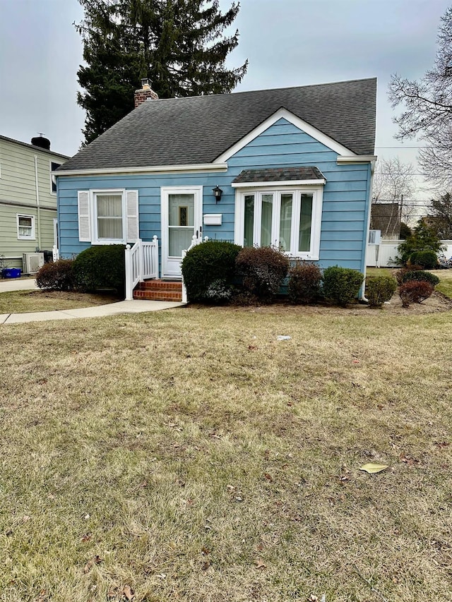 view of front facade featuring a front lawn