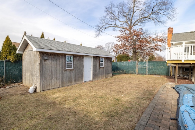 view of yard featuring an outdoor structure